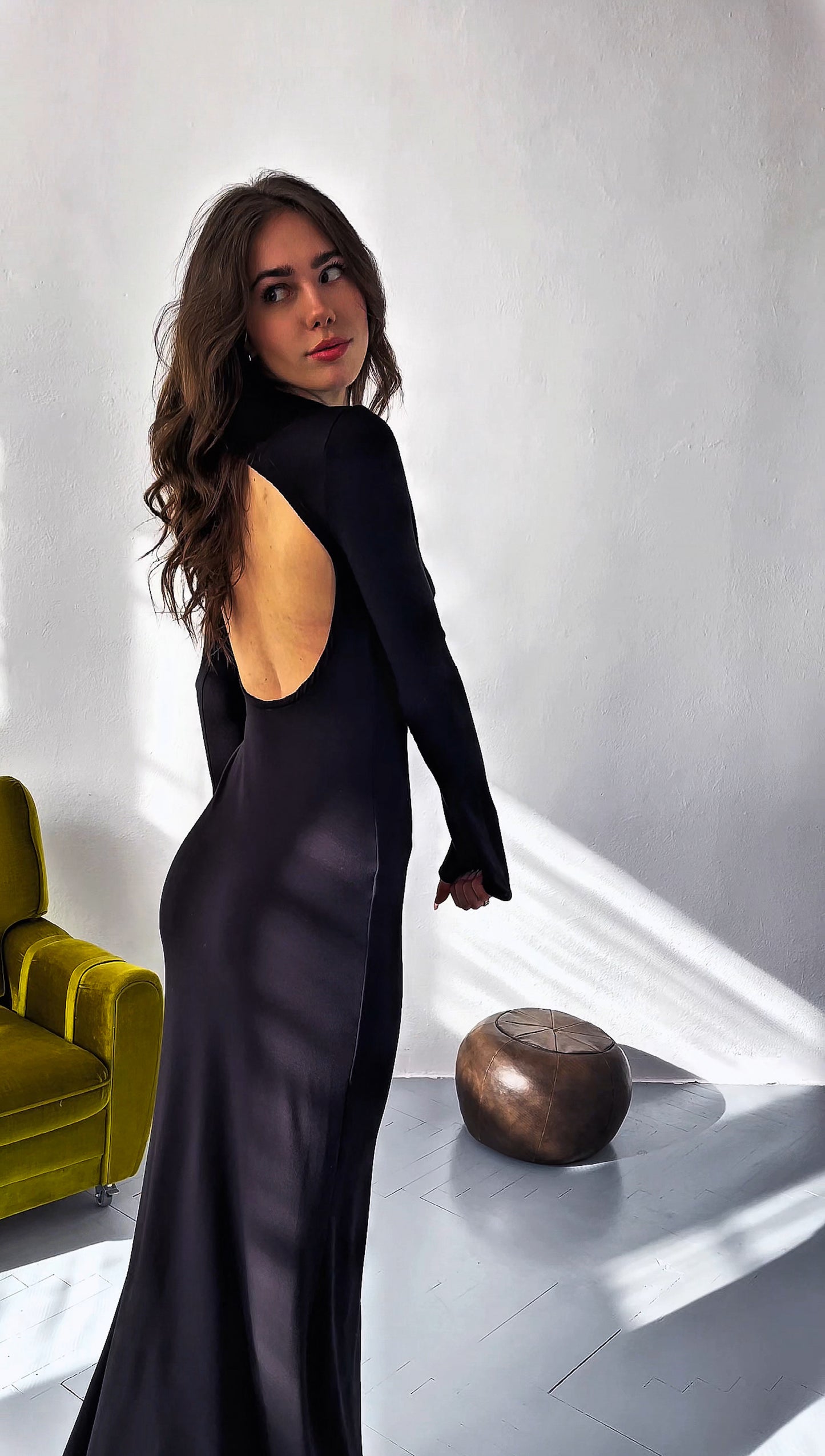 Czarna elegancka sukienka maxi z wiskozy z dużym okrągłym dekoltem na plecach - 001