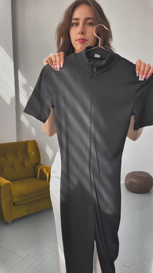 Czarny dopasowany kombinezon damski z krótkim rękawem zapinany na zamek z wiskozą - 003